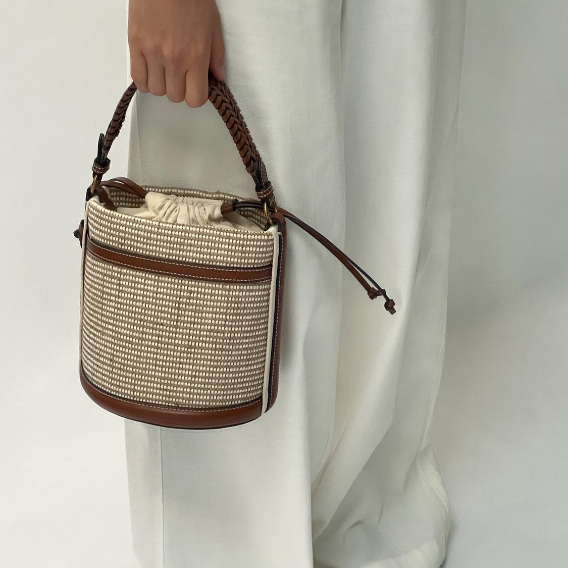 Bolso Renata · + Correa GRATIS · Rafia y Piel